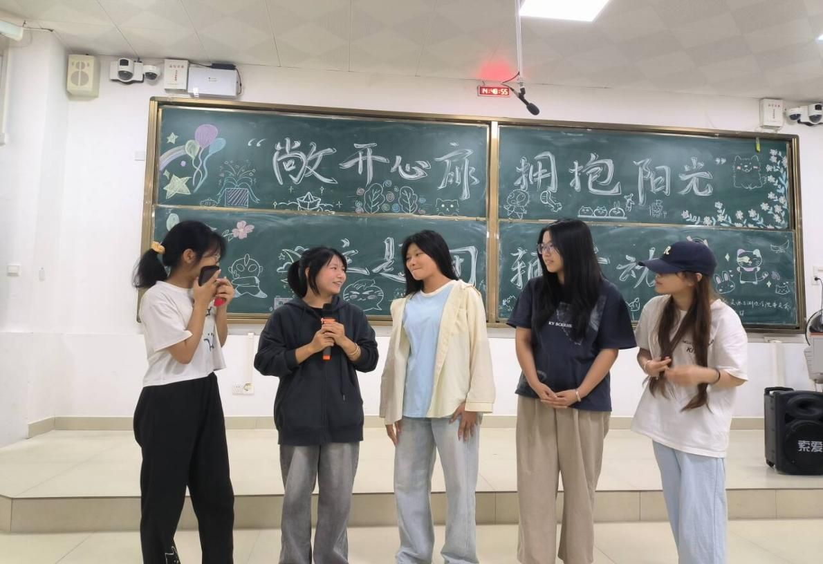 一群人站在门前 AI 生成的内容可能不正确。