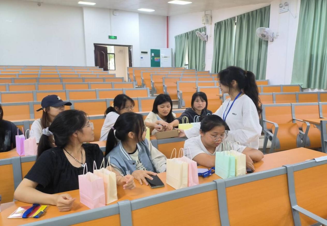 会议室里的人们 AI 生成的内容可能不正确。